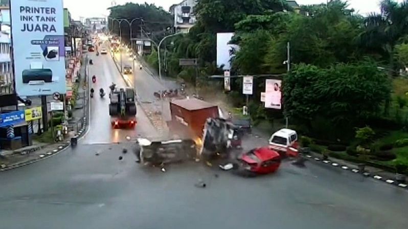 Rozjetý náklaďák na Borneu sešrotoval křižovatku plnou aut, zabil pět lidí